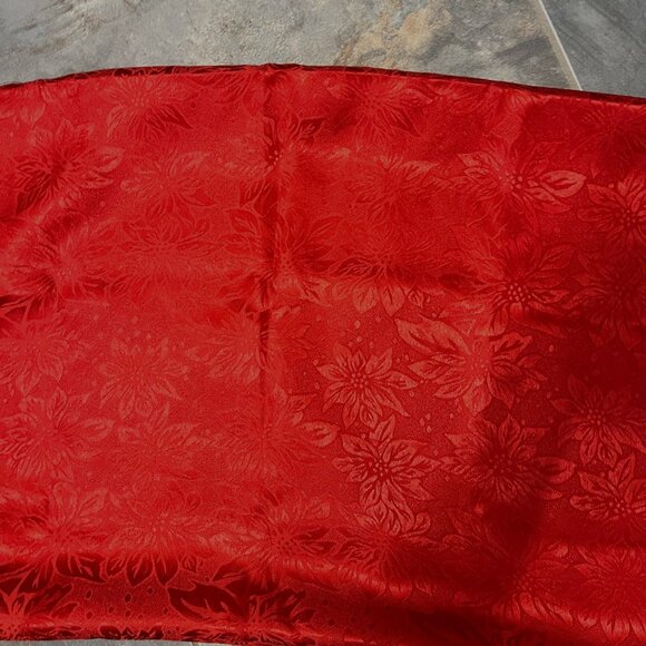 Table Cloth 54" X 70" Red Poinsettia Jacquard Pattern Polyester ChristmasDecor - Picture 2 of 3